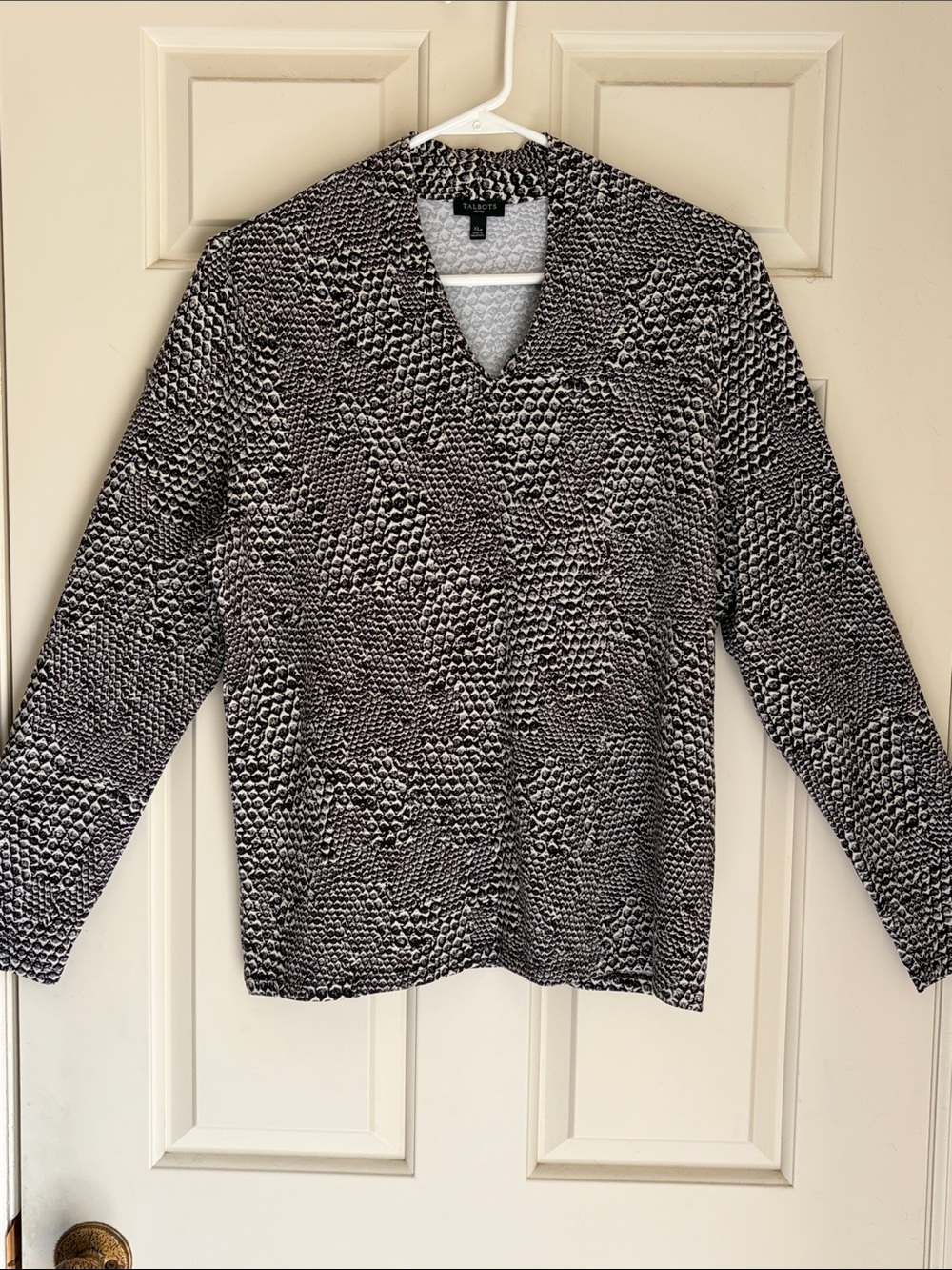 Talbots Black & White Patterned V-Neck Top.  Size XL/P